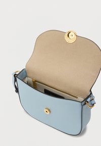 Világoskék bőrtáska strukturált formával, arany színű kiegészítőkkel és bézs belsővel. Felső záródással és cipzáras rekesszel rendelkezik.