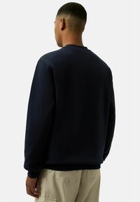 Granatowa bluza z okrągłym dekoltem, długimi rękawami i ściągaczami. Pokazana od tyłu, z gładką fakturą i luźnym krojem.