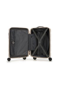 Valigia rigida color crema con un ampio interno. Dotata di una tasca a rete con zip, cinghie elastiche incrociate e quattro ruote nere per una facile mobilità.