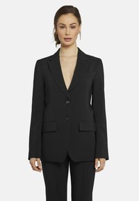 Zwarte op maat gemaakte blazer met een diepe V-hals, twee voorzakken, drie knopen en een soepele, gemêleerde stof. Klassieke silhouet voor formele kleding.