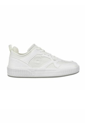 Białe sportowe sneakersy z fakturowaną gumową podeszwą, gładką skórzaną cholewką, okrągłym detalem z logo oraz tradycyjnym sznurowaniem.