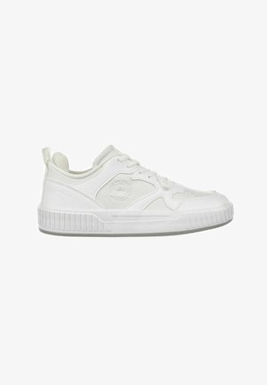 Białe sportowe sneakersy z fakturowaną gumową podeszwą, gładką skórzaną cholewką, okrągłym detalem z logo oraz tradycyjnym sznurowaniem.