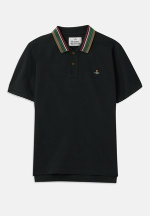 Camisola polo preta com um colarinho listrado de várias cores. Possui uma pala com três botões e um logótipo bordado no lado esquerdo do peito. Feita de algodão.