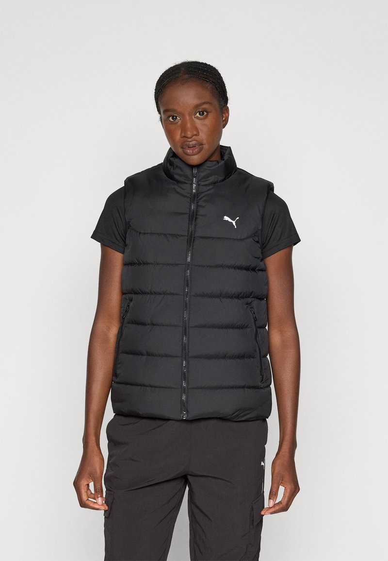 Vesta neagră îmblănită cu guler înalt, închidere cu fermoar în față și buzunare laterale. Prezintă logo-ul Puma pe pieptul stâng. Finisaj texturat.