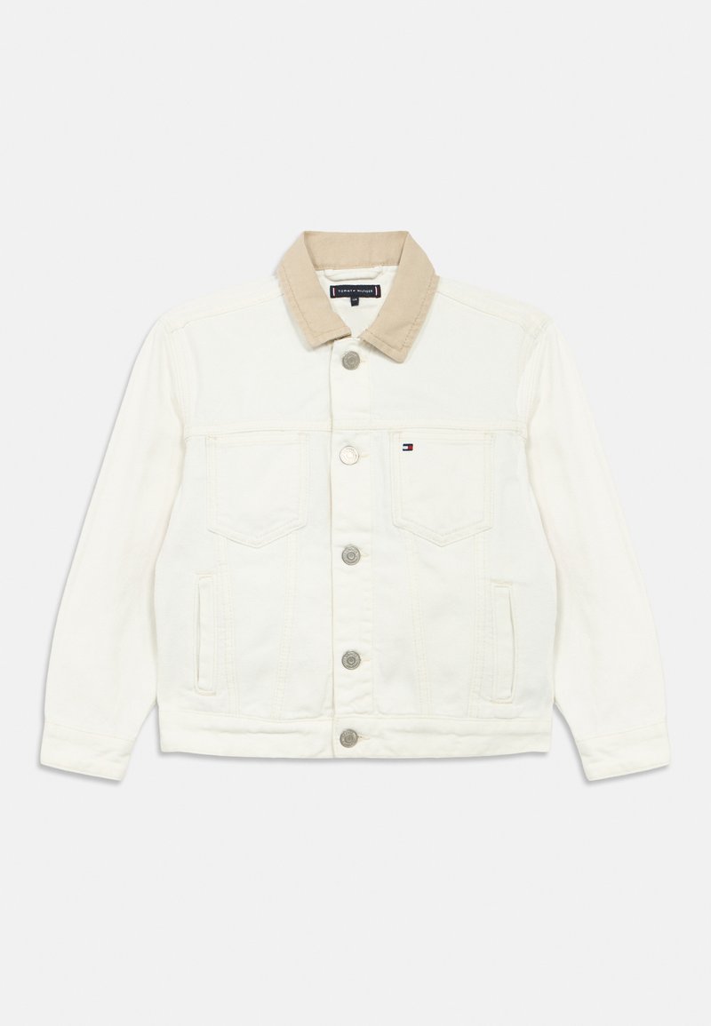 Biela džínsová bunda s béžovým kordurovým golierom, prednými gombíkmi, dvoma náprsnými vreckami, bočnými vreckami a malým logom na ľavej strane hrude.