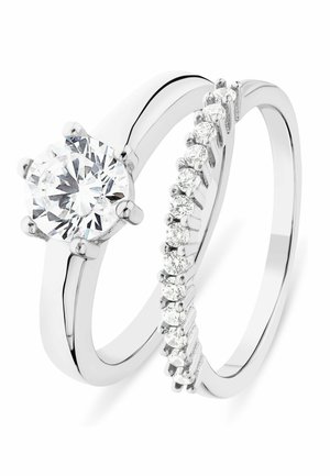 Silberne Ehering-Set mit einem großen, runden, in Krappen gefassten Diamanten und einem passenden Ring mit kleineren Diamanten in einer Kanalfassung.