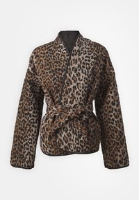 Leopardmönstrad morgonrock med omslagsdesign, långa ärmar, knytbälte och en mjuk, vadderad struktur. Färgerna inkluderar brunt, svart och beige.