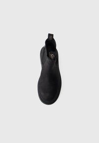 Sorte læderslippers med en glat tekstur, rund tå, elastiske sidepaneler og en trækstrop ved hælen. Minimalistisk design.