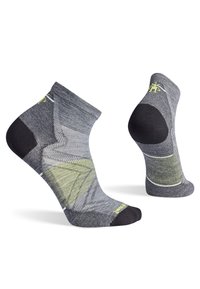 Calcetines tobilleros en gris con detalles en negro y un patrón geométrico en verde. Fabricados con material texturizado y refuerzo en el talón y la punta para mayor durabilidad.