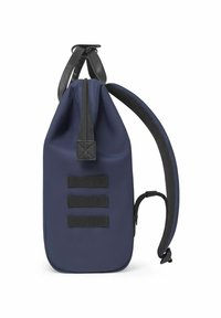 Borsa impermeabile della marina, forma rettangolare, cinturini neri con texture, manico superiore, tre dettagli orizzontali in webbing, punto di attacco laterale.