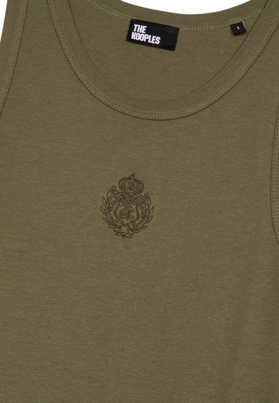 Olijfgroene mouwloze shirt met ronde hals, klein geborduurd wapenschild onder de halslijn en het merklabel "The Kooples" binnenin de kraag.