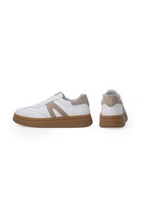 Weiße Leder-Sneaker mit Beigen Suedeelementen, runder Spitze, Schnürverschluss und einer strukturierten Gummisohle. Seiten- und Rückansichten dargestellt.