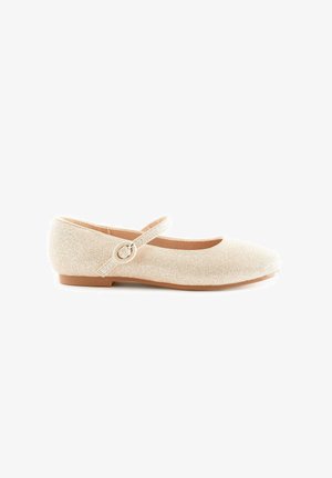 Ballerina beige scintillante con punta rotonda e una sottile cinghia fissata da una fibbia circolare. Parte superiore in morbido tessuto e suola piatta in gomma.