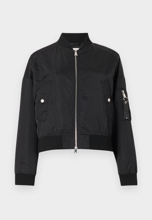 Sort cropped bomberjakke med frontlynlås, ribbet krave og manchetter, to lommer med trykknap og en lynlåslomme på venstre ærme.