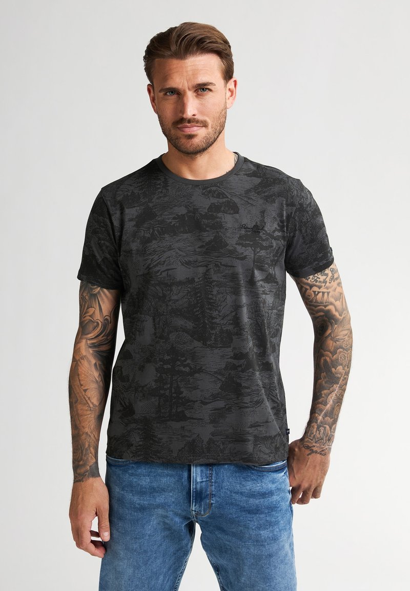 Černé tričko s krátkým rukávem s texturovaným vzorem horské krajiny. Vyrobeno z bavlny, s kulatým výstřihem a jemným povrchem.