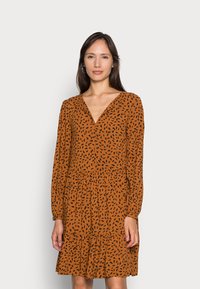TOM TAILOR DRESS TIRED AND PRINTED - Vestido de dia - brown leaf design