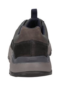 Herrensneaker mit einem Obermaterial aus grau und dunkelgrau, das aus Mesh- und Wildledermaterialien besteht, einer robusten Gummisohle und einer Zuglasche an der Ferse.