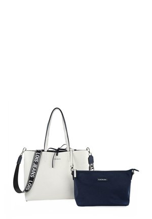 Bolso tote de cuero blanco con acentos en azul marino, dos asas, correa ajustable y un bolsillo navy desmontable con cierre de cremallera.