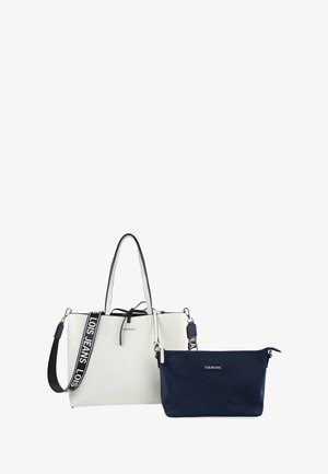 Bolso tote de cuero blanco con acentos en azul marino, dos asas, correa ajustable y un bolsillo navy desmontable con cierre de cremallera.