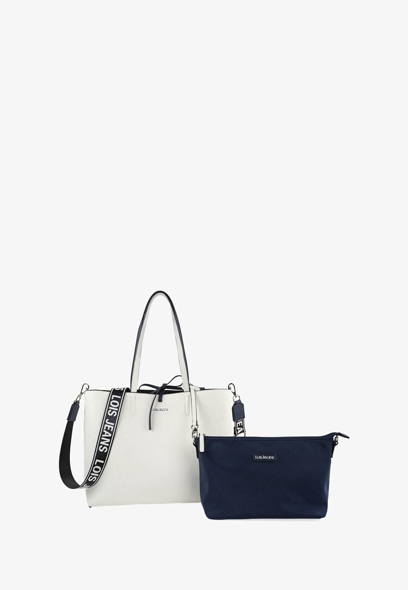 Bolso tote de cuero blanco con acentos en azul marino, dos asas, correa ajustable y un bolsillo navy desmontable con cierre de cremallera.