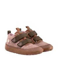 Zapatos infantiles en tonos rosa y marrón, con parte superior de tejido texturizado, dos tiras de velcro y una suela de goma resistente. Marca destacada en el lateral.