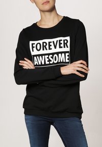 Černá mikina s bílým nápisem "FOREVER AWESOME." Má žebrované manžety a lem, dlouhé rukávy a kulatý výstřih.