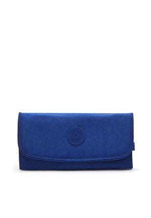 Portafoglio in tessuto blu con chiusura a patta e toppa rotonda con logo cucita al centro sul davanti su sfondo bianco.