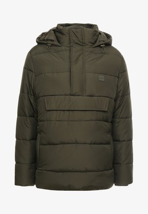 Oliivroheline puffjakker, millel on kapuuts, esime pihaku pockets, õmmeldud osad ja nööri kinnitused mugava istumise tagamiseks.