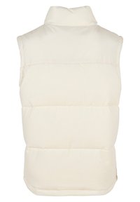 Puffig vit väst med hög krage, tillverkad av slätt tyg, med horisontella quiltade sektioner och ribbad textur i den nedre delen.