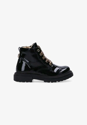 Zwarte gepatineerde leren enkelboots met een ronde neus, chunky zwarte zool, dierlijke patroonnveters en een ritsdetail aan de achterkant.