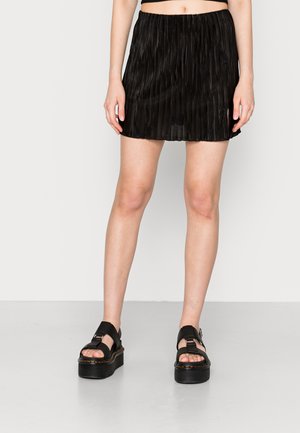 PLISSÉ SLIT SKIRT - Minissaia - black