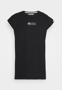 Černé tričko s krátkým rukávem vyrobené z bavlny, se bílým logem "ALPHA INDUSTRIES" na přední straně a uvolněným střihem s ohrnutými rukávy.