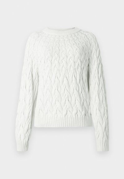 Pull blanc en maille torsadée avec manches longues, col rond et poignets côtelés. Texture douce avec un motif en relief sur tout le corps.