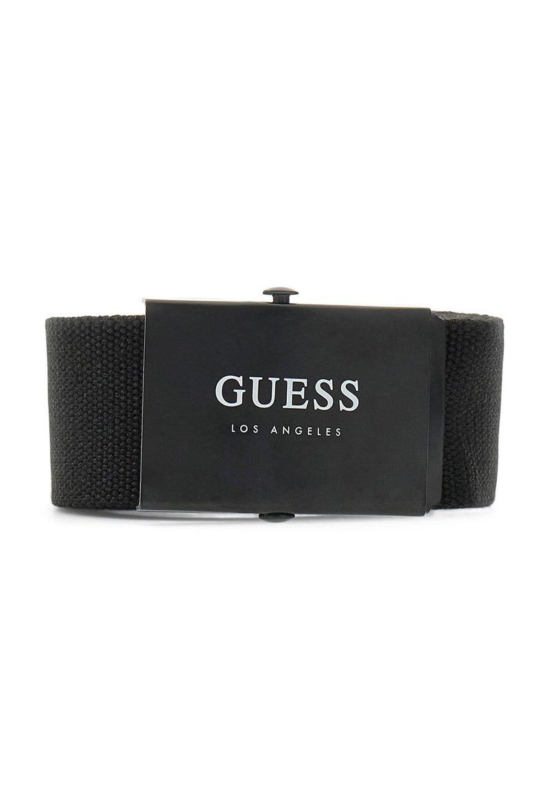 Sort vævet stofbælte med en glat tekstur og en mærket metalspænde, der har "GUESS LOS ANGELES" i fede sølvbogstaver.