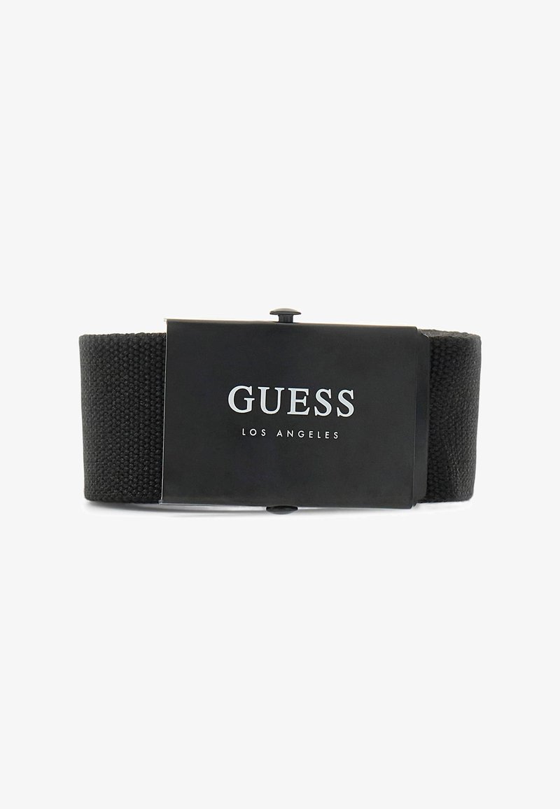 Cintura in tessuto nero intrecciato con una superficie liscia e una fibbia metallica con marchio, che presenta "GUESS LOS ANGELES" in lettere argentate in grassetto.