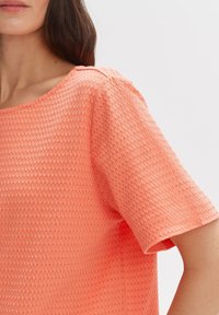 OPUS Basic T-shirt - peachy coral