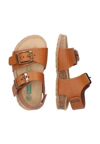 Braune Ledersandalen mit zwei verstellbaren Schnallenriemen, strukturierter Oberfläche und einer Korksohle. Leichtes Design mit konturiertem Fußbett.