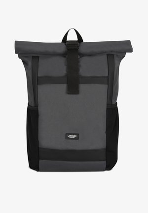 Zaino roll-top grigio realizzato in tessuto resistente con accenti neri, dotato di chiusura centrale a fibbia e tasche laterali. Logo visibile nella parte inferiore.