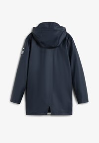 Chaqueta impermeable azul marino con capucha, que presenta mangas largas, un respaldo ventilado y un parche de marca en la manga izquierda. Textura suave.