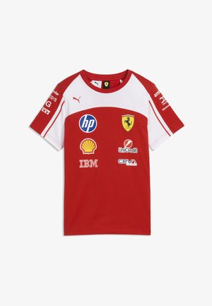 Czerwono-biała koszulka wyścigowa Ferrari z logo Puma, HP, Ferrari, Shell, UniCredit, IBM oraz Ceva na przodzie i rękawach.