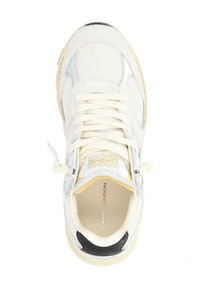Baskets blanches en mesh et daim, ornées d'accents argentés contrastants, avec des lacets plats et une semelle en caoutchouc léger. Marquage intérieur visible.