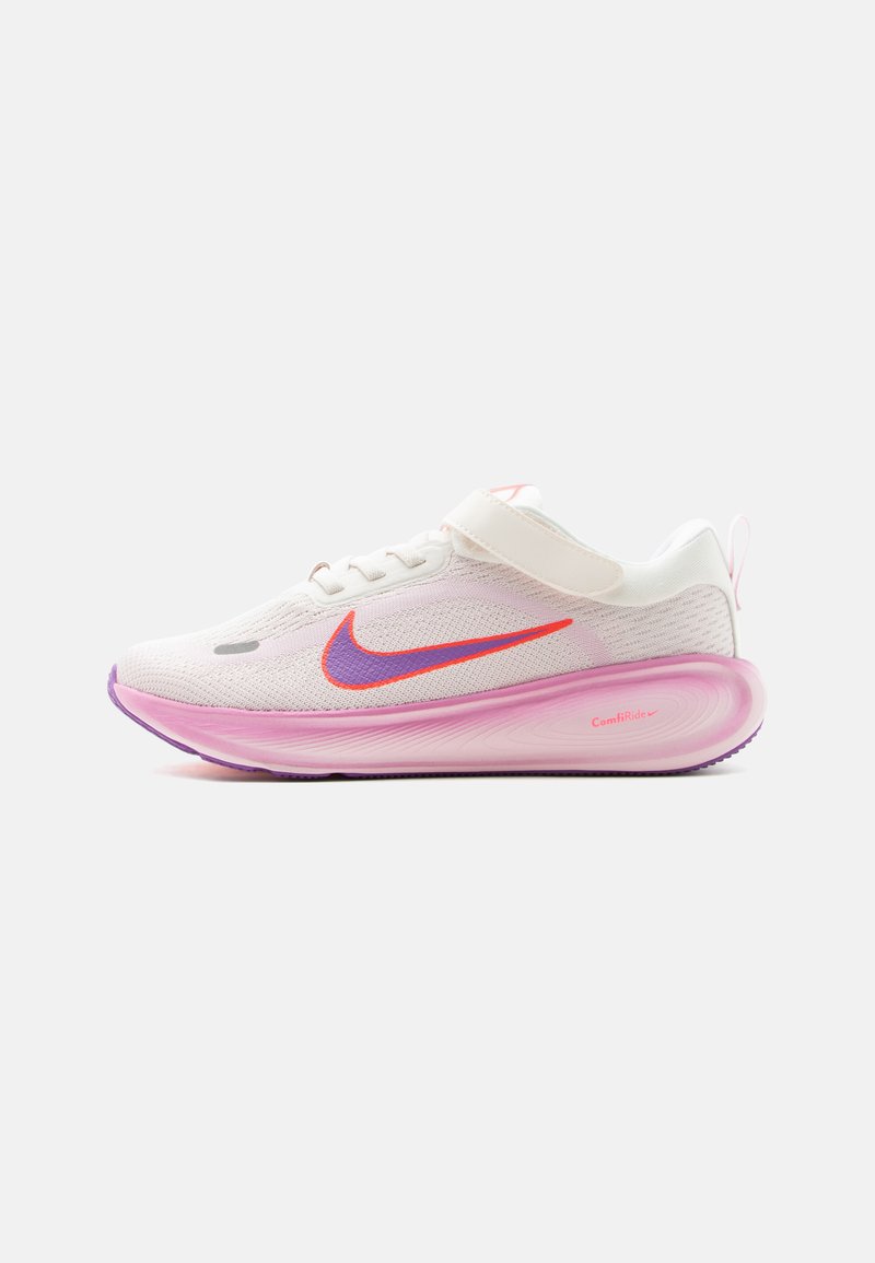 Λευκό και ροζ αθλητικό παπούτσι Nike με μοβ και κόκκινο λογότυπο, ιμάντα με βέλκρο και χοντρή επάνω σόλα ComfiRide με μαξιλάρι.
