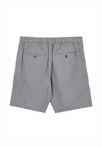 Pantaloni corti grigi con un tessuto texturizzato, elastico in vita e due tasche posteriori con bottone. Il design è semplice e classico con una vestibilità su misura.