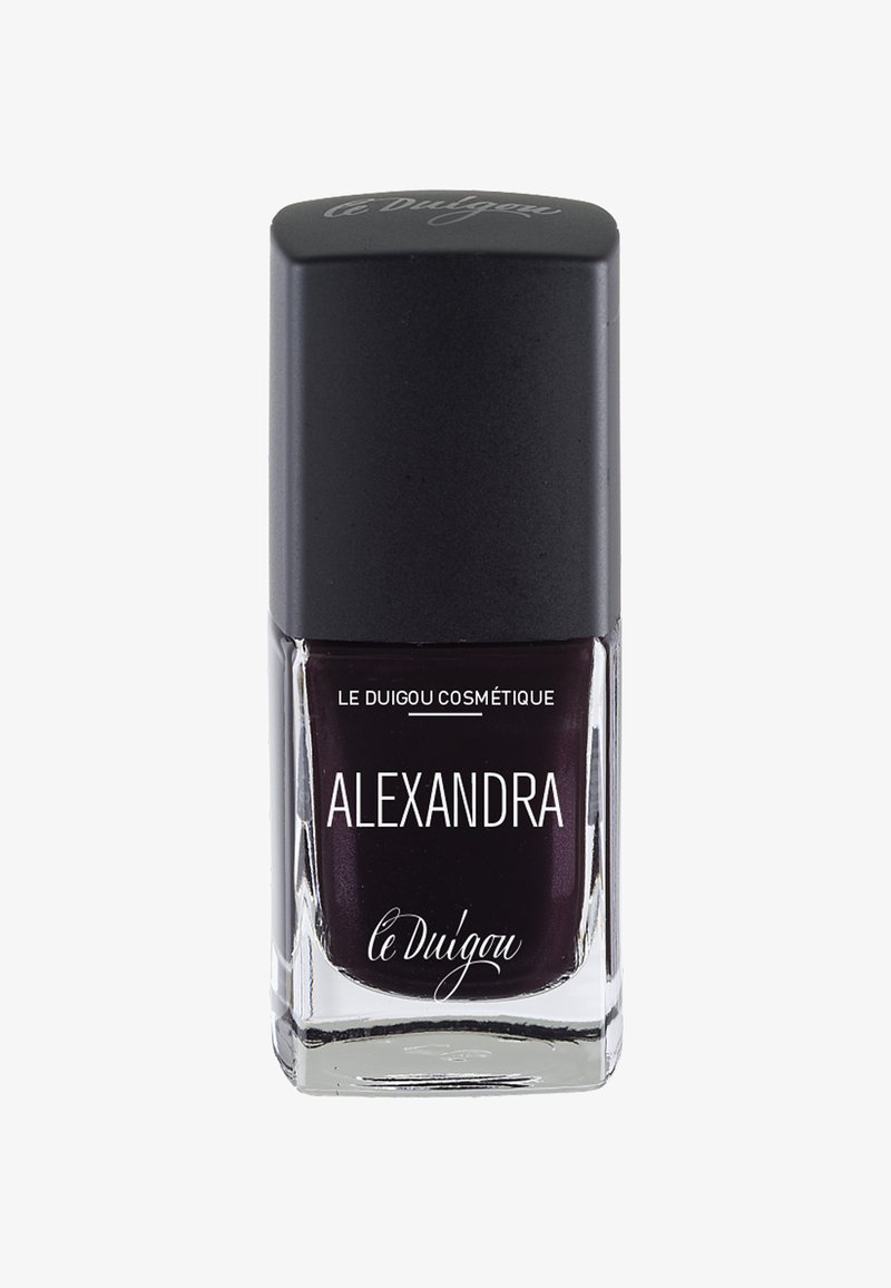 Dunkelvioletter Nagellack in einer klaren Glasflasche mit einem schwarzen rechteckigen Deckel. Das Etikett zeigt "Alexandra" und "Le Duigou Cosmétique".