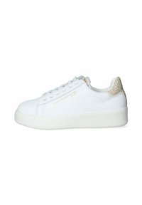 Sneaker bianca in pelle, con superficie liscia, punta arrotondata, suola spessa bianca e accento dorato sul tallone con dettagli borchiati.