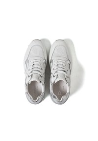 Sneaker bianche realizzate in materiali mesh e pelle, con punta arrotondata, chiusura a lacci, dettagli argentati e branding sottile sulla soletta.