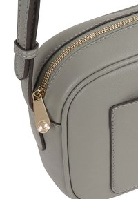 Grijze leren schoudertas met gouden rits en bijpassende schouderband, met een gladde textuur en gestikte randen.