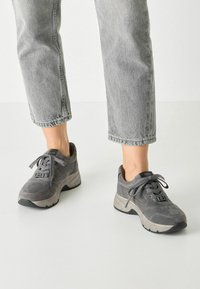 Tamaris COMFORT T- FLOW EXTRA-DÄMPFUNG - Sneakers low - anthracite