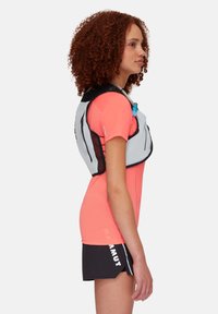 Grau laufweste mit schwarzen Akzenten, ausgestattet mit einem Trinkfach, ergonomischem Design, getragen über einem hellrosa Shirt, mit sichtbaren Logo-Details.