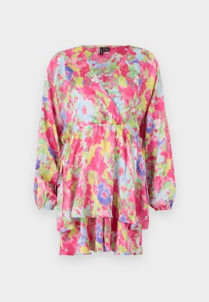 Hedvábná blůza s květinovým vzorem v růžové, žluté a modré barvě, s dlouhými rukávy, nařaseným pasem a vrstveným peplum designem. Lehká, texturovaná tkanina.